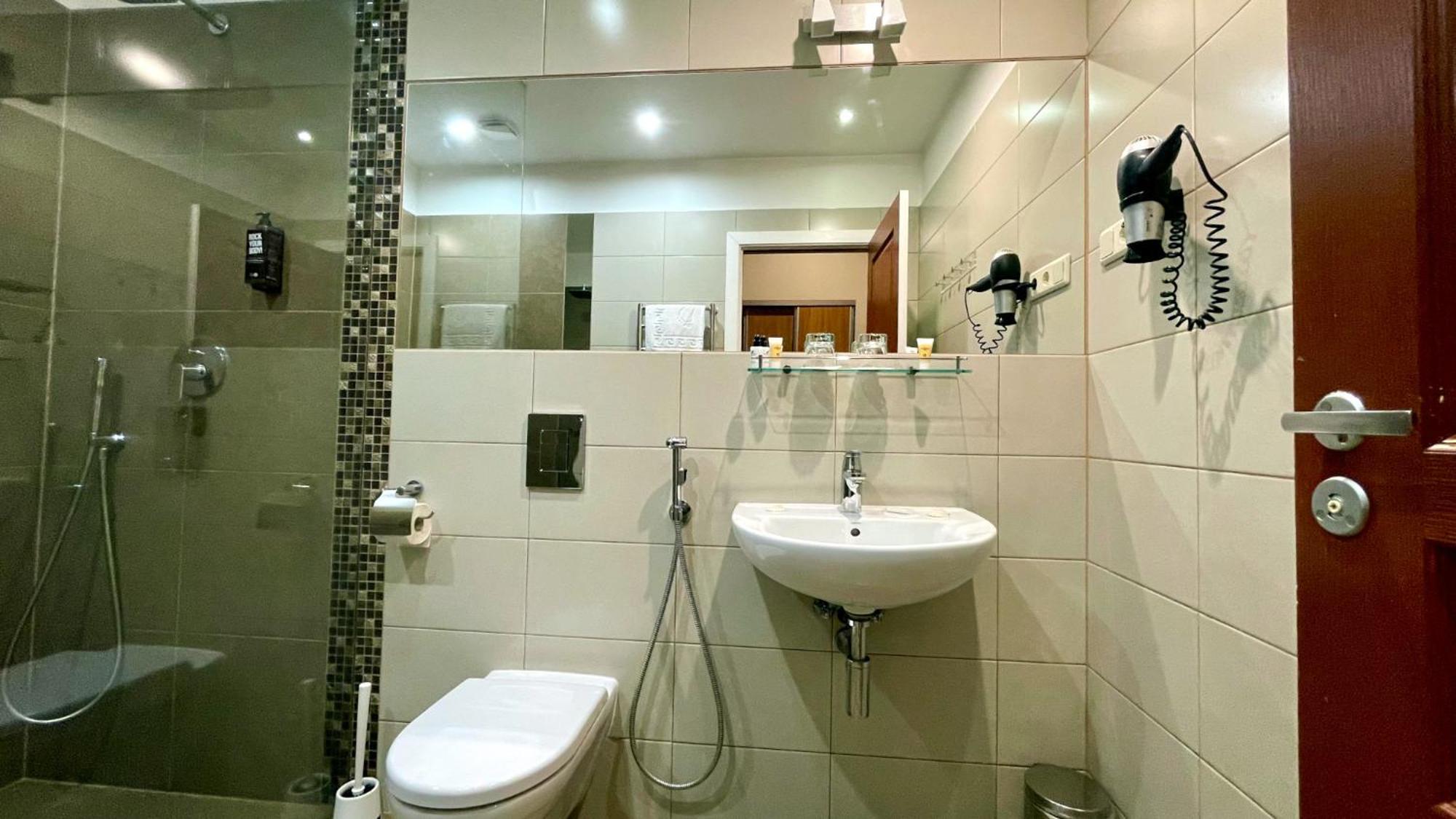 Riga Unimars Hotel Luaran gambar
